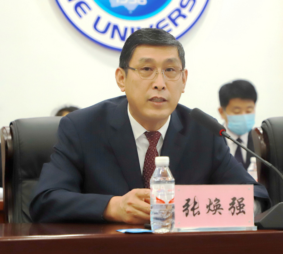 党委委员、党委副书记、工会主席张焕强主持会议并宣布大会开幕