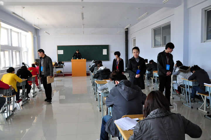 省学位办巡视员刘振强、刘乐来到beat365官网,对考试工作进行检查。学校副校长吕巧凤热情接待了两位客人,并与巡视员们一起对考试进行了现场指导。