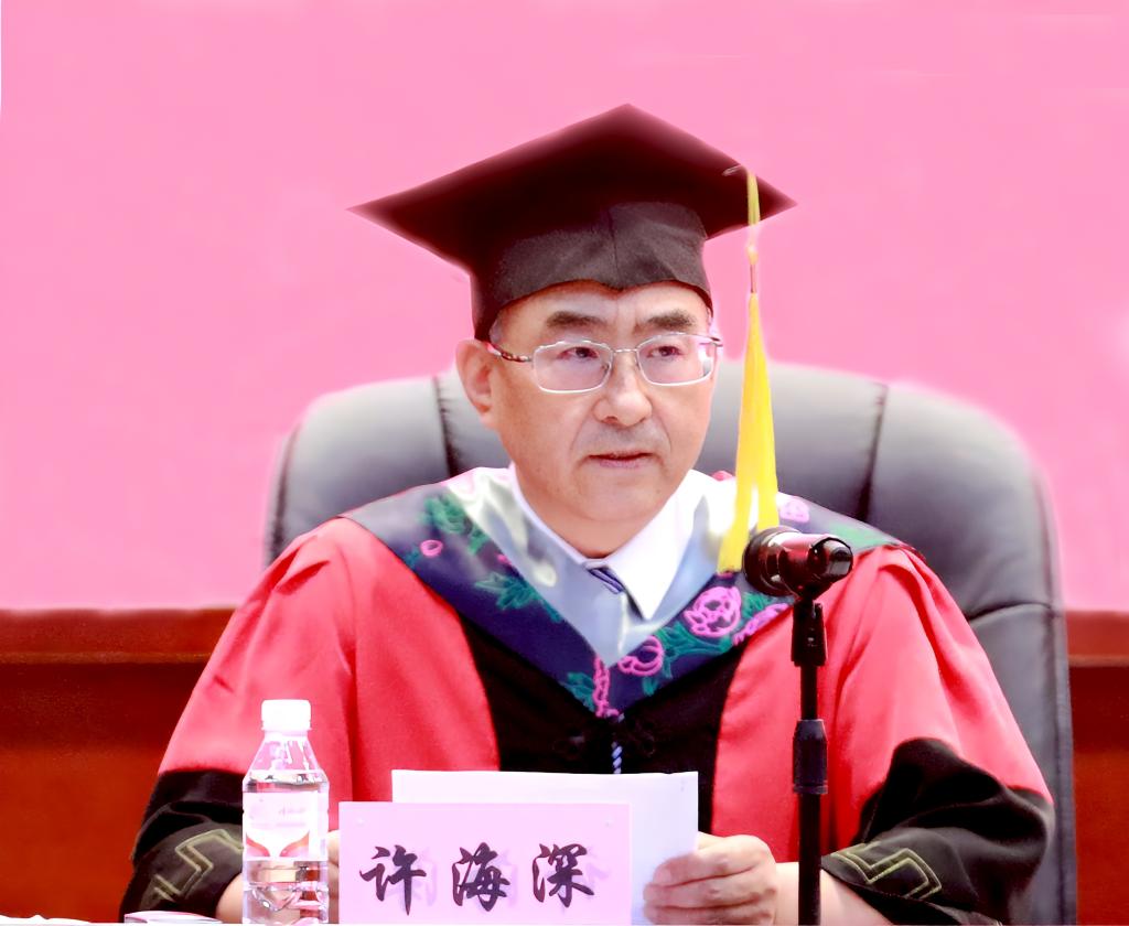 副院长许海深宣读了beat365体育官方网站2022届本科毕业生名单和学士学位授予名单