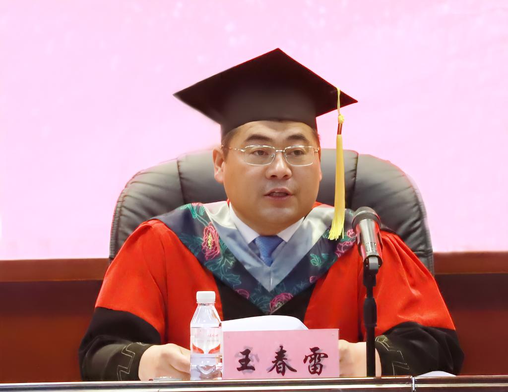 党委副书记王春雷宣读了2022届优秀毕业生、优秀实习生、优秀毕业生党员名单和参加西部计划学生名单